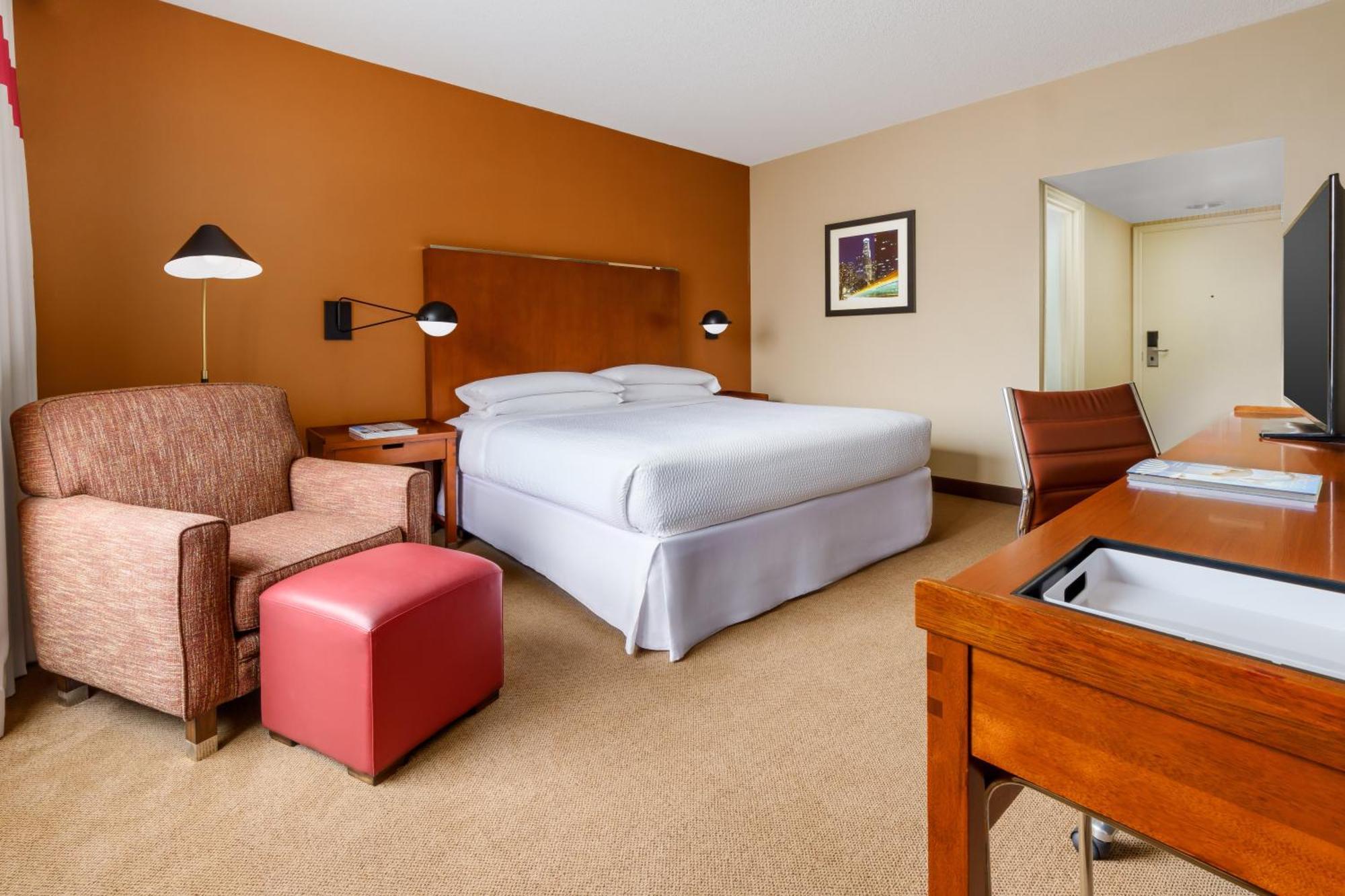 Hotel Four Points By Sheraton Angeles International Airport 3*