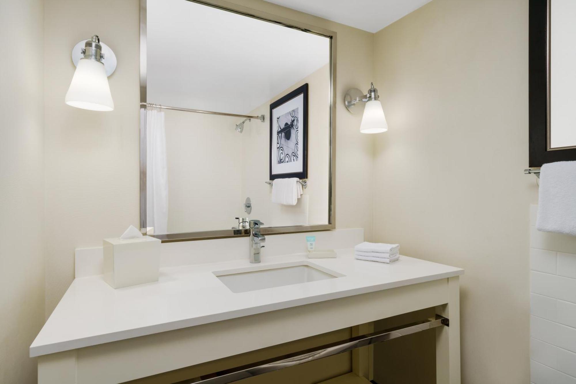 Hotel Four Points By Sheraton Angeles International Airport 3*